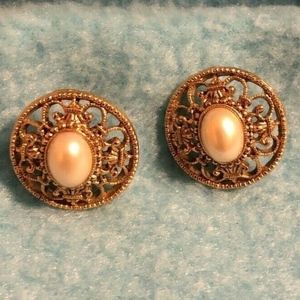Vintage Gold Tone Filigree/Pearl pierced earrings